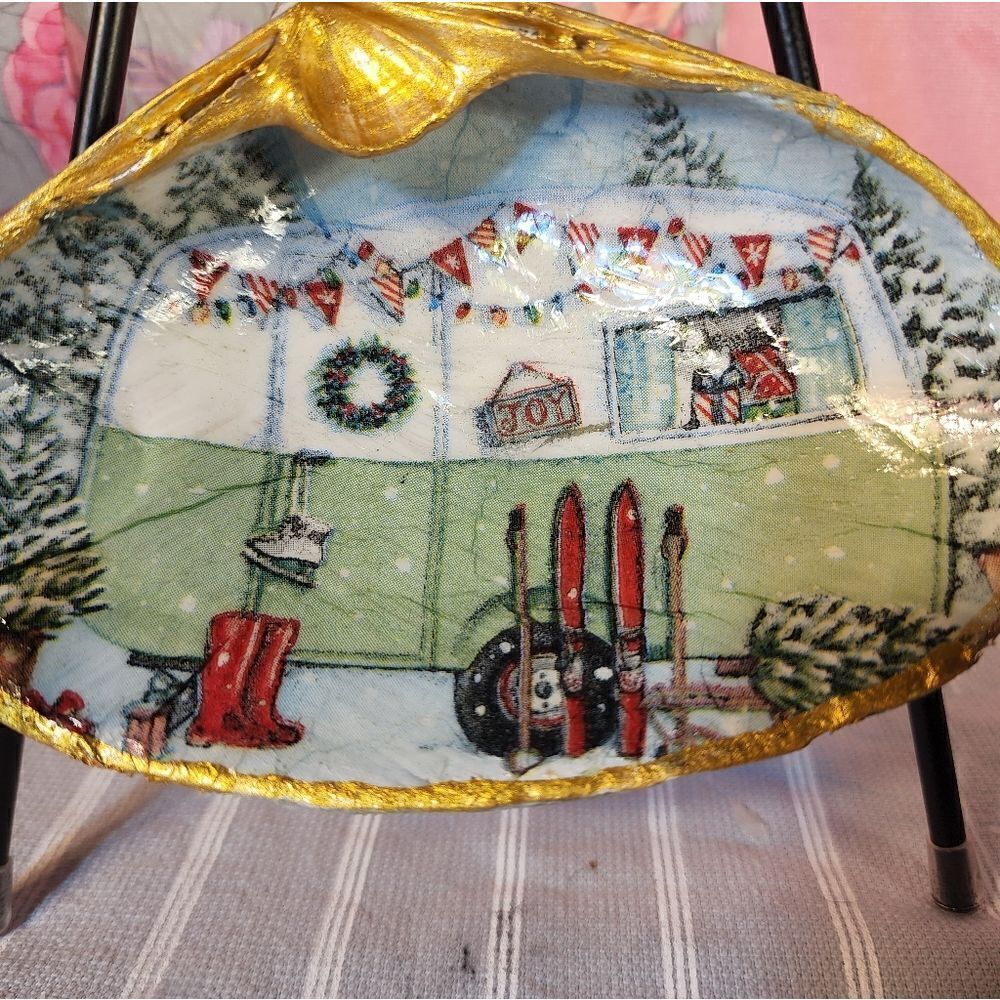 DECOUPAGE CLAM SHELL DECOUPAGE CHRISTMAS TRAILER ON A CLAM SHELL TRINKET DISH